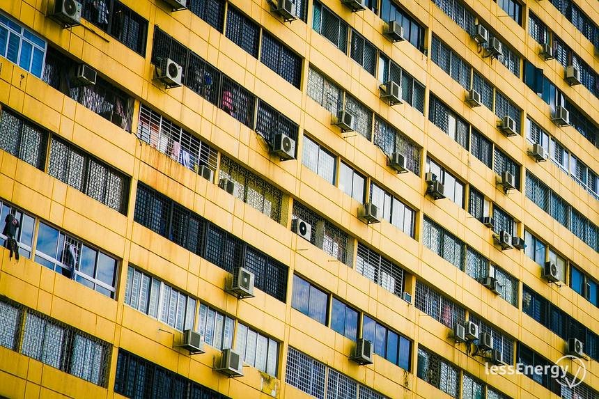 Fachada de edificio con equipos de aire acondicionado